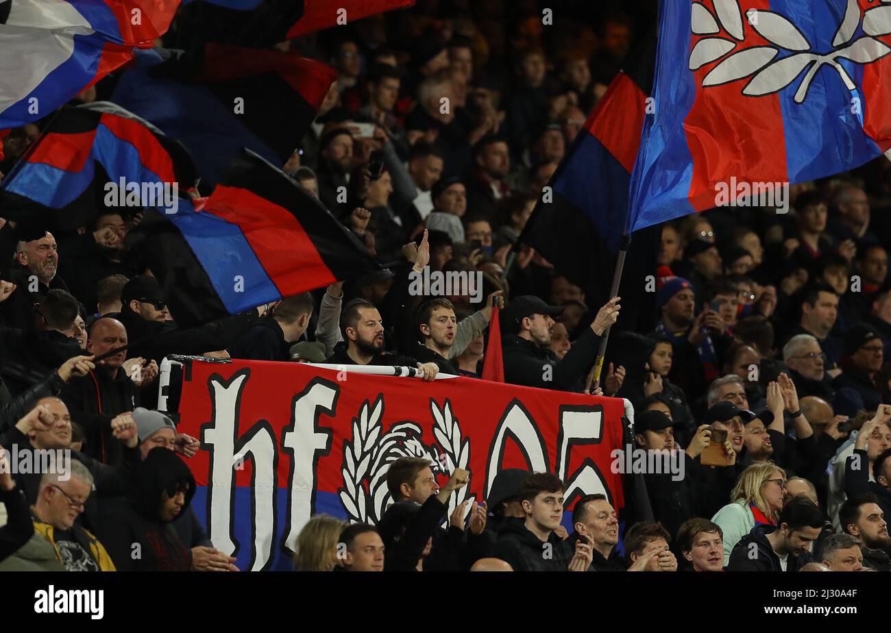 London, England, 4.. April 2022. Crystal Palace-Fans singen und jubeln während des Premier League-Spiels im Selhurst Park, London. Bildnachweis sollte lauten: Paul Terry / Sportimage Stockfoto