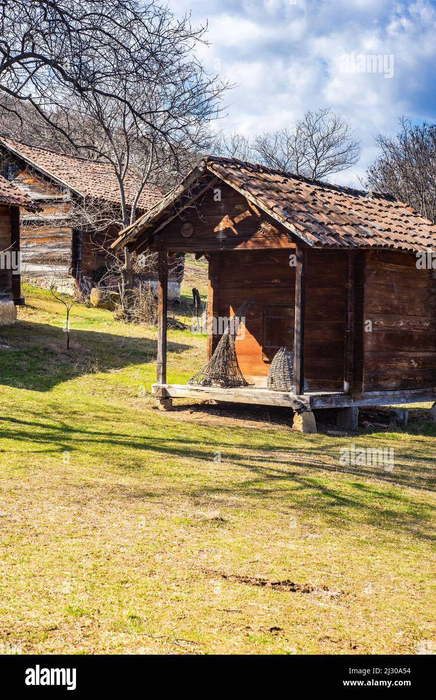Das Äußere des alten georgianischen Hauses im Frühling Stockfoto