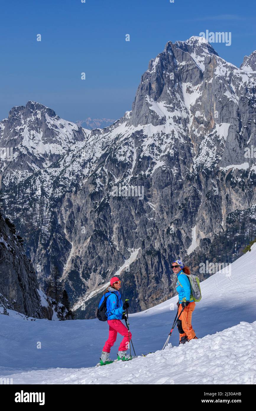Zwei Frauen auf Skitourenstand in Ofental, Reiteralm im Hintergrund, Ofental, Berchtesgadener Alpen, Nationalpark Berchtesgaden, Oberbayern, Bayern, Deutschland Stockfoto