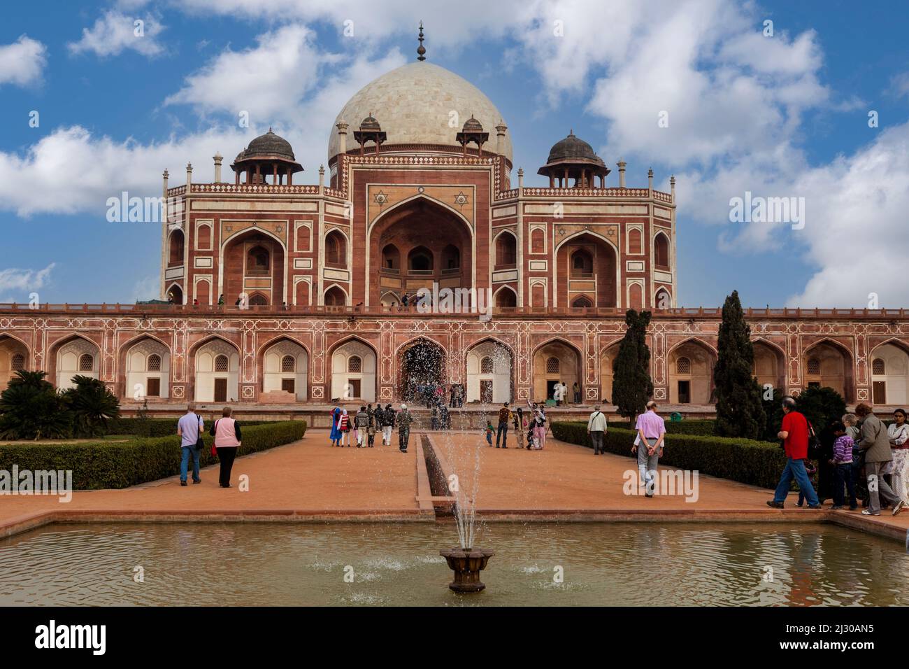 Neu-Delhi, Indien. Touristen am Humayun's Tomb, dem ersten Mughal-Mausoleum in Delhi. Stockfoto