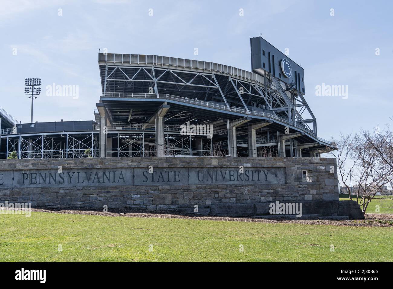 University Park, Pennsylvania, 2. April 2022: Die Außenseite des Beaver Stadions. Das Beaver Stadium ist das Heimstadion der Penn State University Nittany Li Stockfoto
