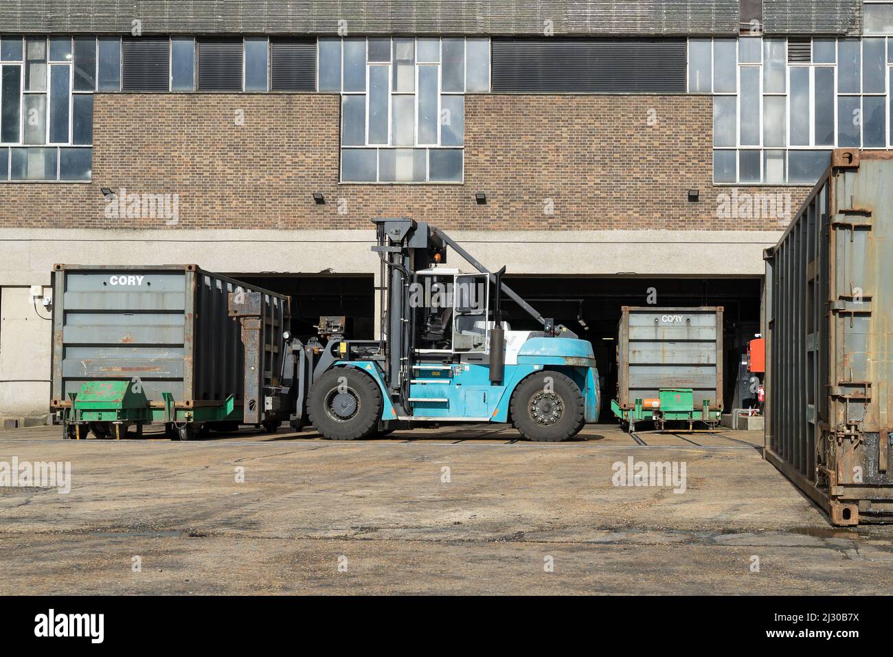 Walbrook Wharf Container Dock. Nahaufnahme eines Gabelstaplers, der einen Lagerbehälter bewegt. London - 12.. März 2022 Stockfoto