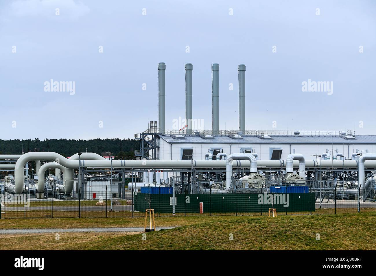 Lubmin, Mecklenburg-Vorpommern - 3. April 2022: Gasleitungen, Anschlüsse, Ausrüstung und Druckminderer am Standort NordStre von Gazprom Stockfoto