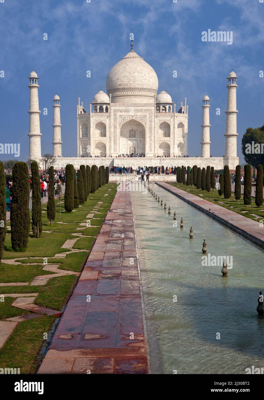 Agra, Indien. Taj Mahal und Brunnen im Wasserkanal. Stockfoto