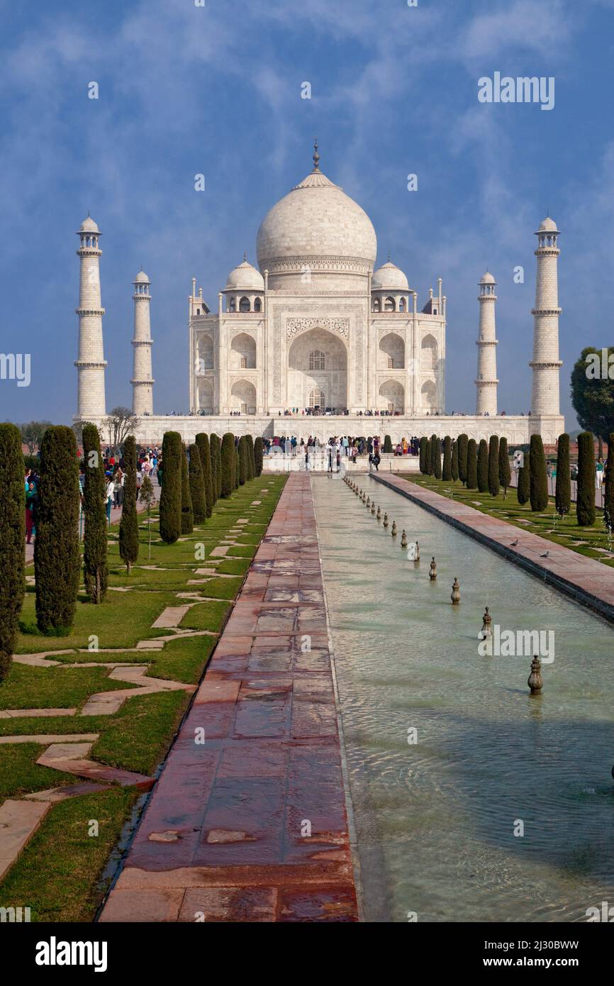 Agra, Indien. Taj Mahal, Springbrunnen und Water Channel. Stockfoto