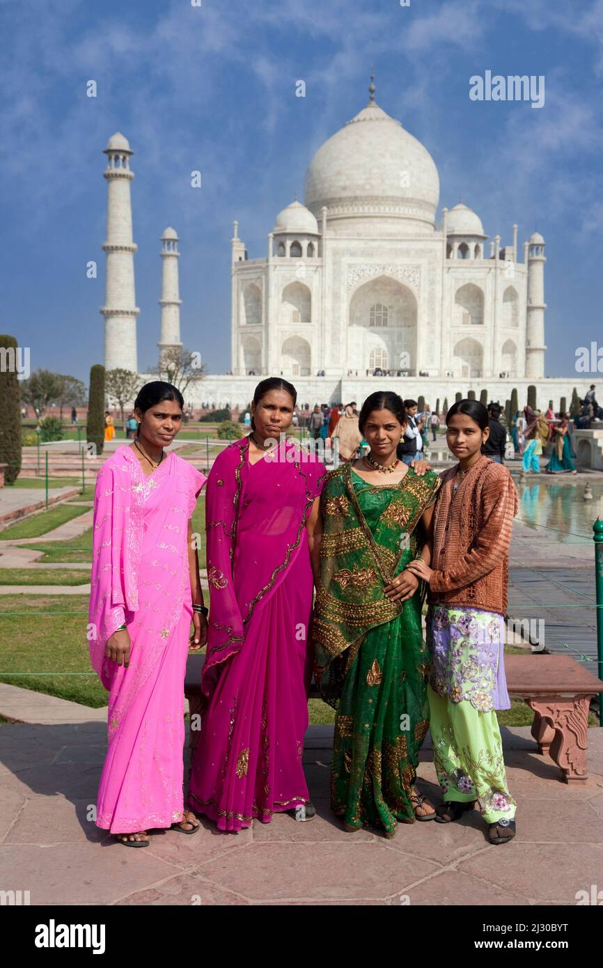 Agra, Indien. Indische Frauen Touristen besuchen das Taj Mahal. Stockfoto