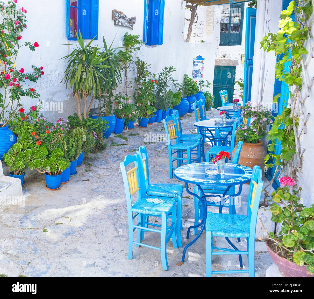 Straßencafé, Amorgos, Kykladen-Inseln, Griechenland, Stockfoto