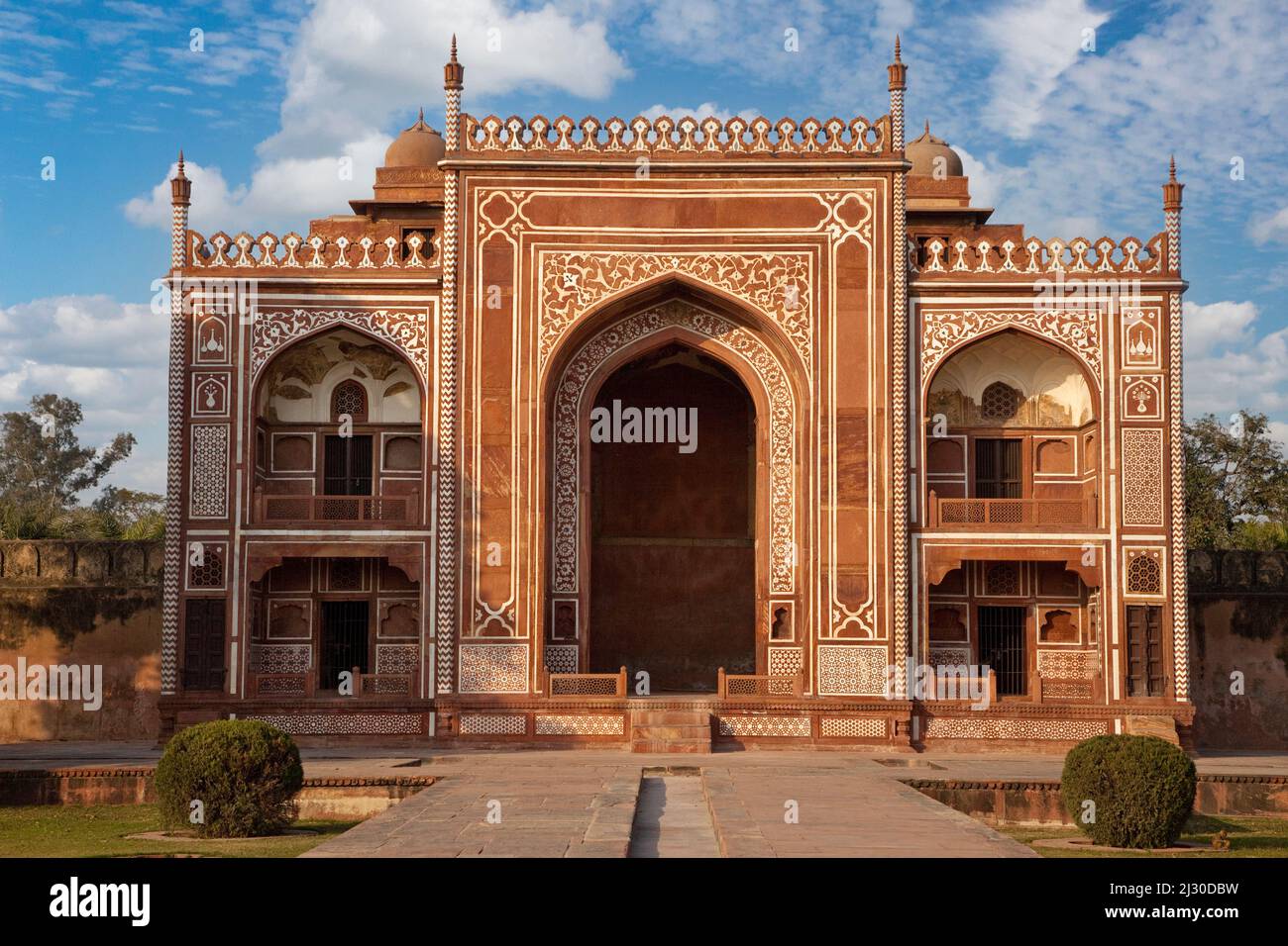 Agra, Indien. Nordpavillon, Gärten der Itimad-ud-Dawlah. Stockfoto