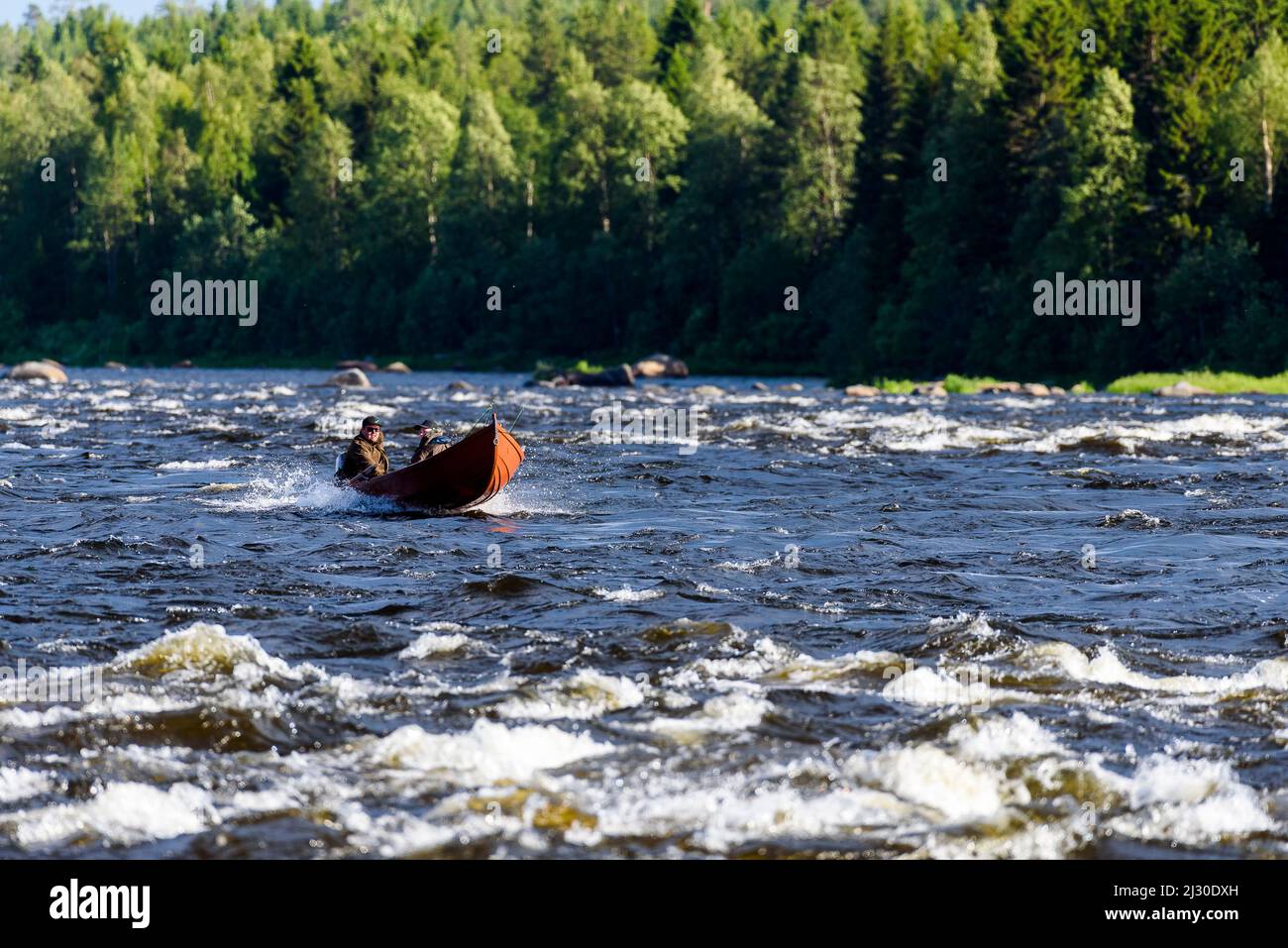 Motorboot mit Angler auf den Stromschnellen von Kukkolankoski am Grenzfluss Torne ELV, Tornio, Finnland Stockfoto