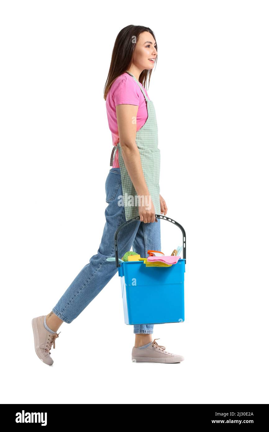 Junge Frau mit Reinigungsmitteln isoliert auf weiß Stockfoto