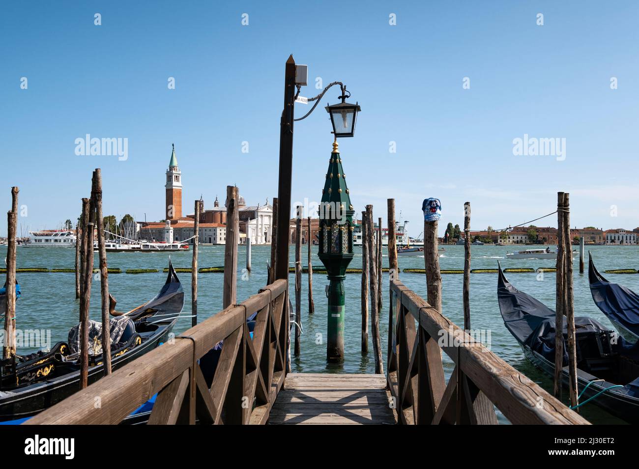 Blick auf die Laterne der Gondelstation auf dem St. Mark &#39;s Platz im Hintergrund die Insel San Giorgio, Venedig, Venetien, Italien, Europa Stockfoto