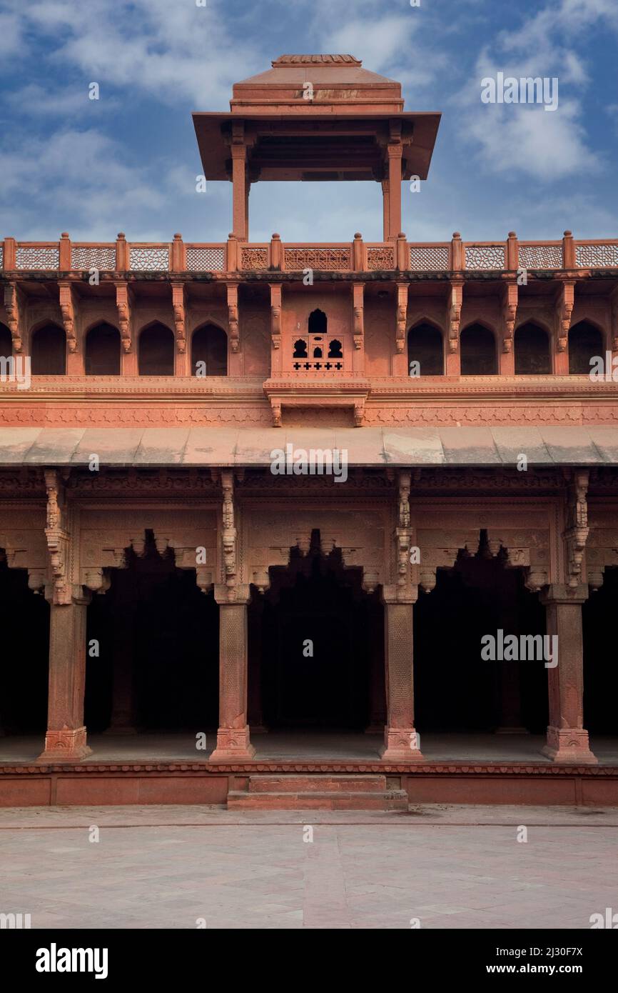 Agra, Indien. Jahangiri Mahal Hof zeigt die Mischung von islamischen und hinduistischen Architekturstilen. Stockfoto