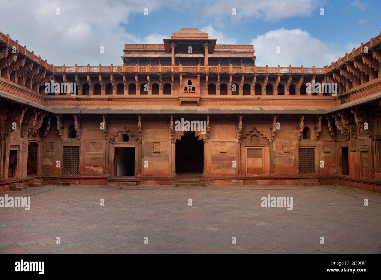 Agra, Indien. Agra Fort, Jahangiri Mahal Hof. Fusion von korbierten Bögen im Ndian-Stil im Erdgeschoss; Islamische Spitzarchen im oberen Stockwerk. Stockfoto