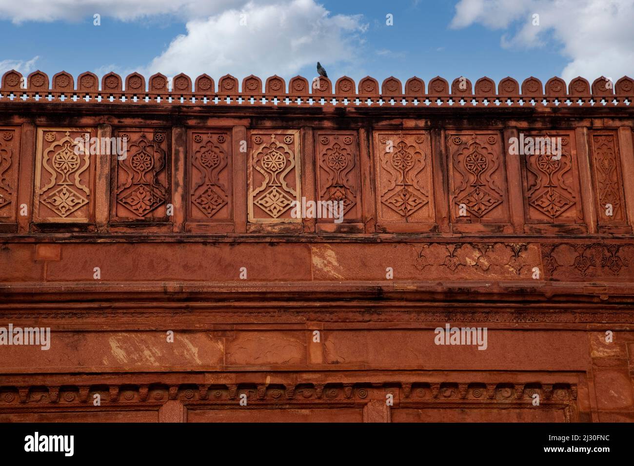 Agra, Indien. Agra Fort, Jahangiri Mahal. Steinkarving entlang der Dachlinie. Stockfoto