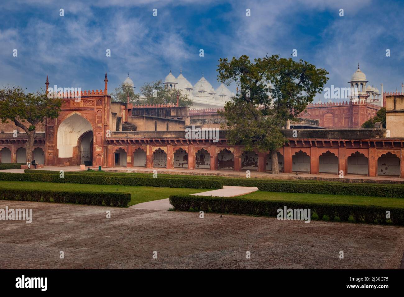 Agra, Indien. Agra Fort. Diwan-i-am-Innenhof, mit Moti Masjid (Perlenmoschee) im Hintergrund. Stockfoto