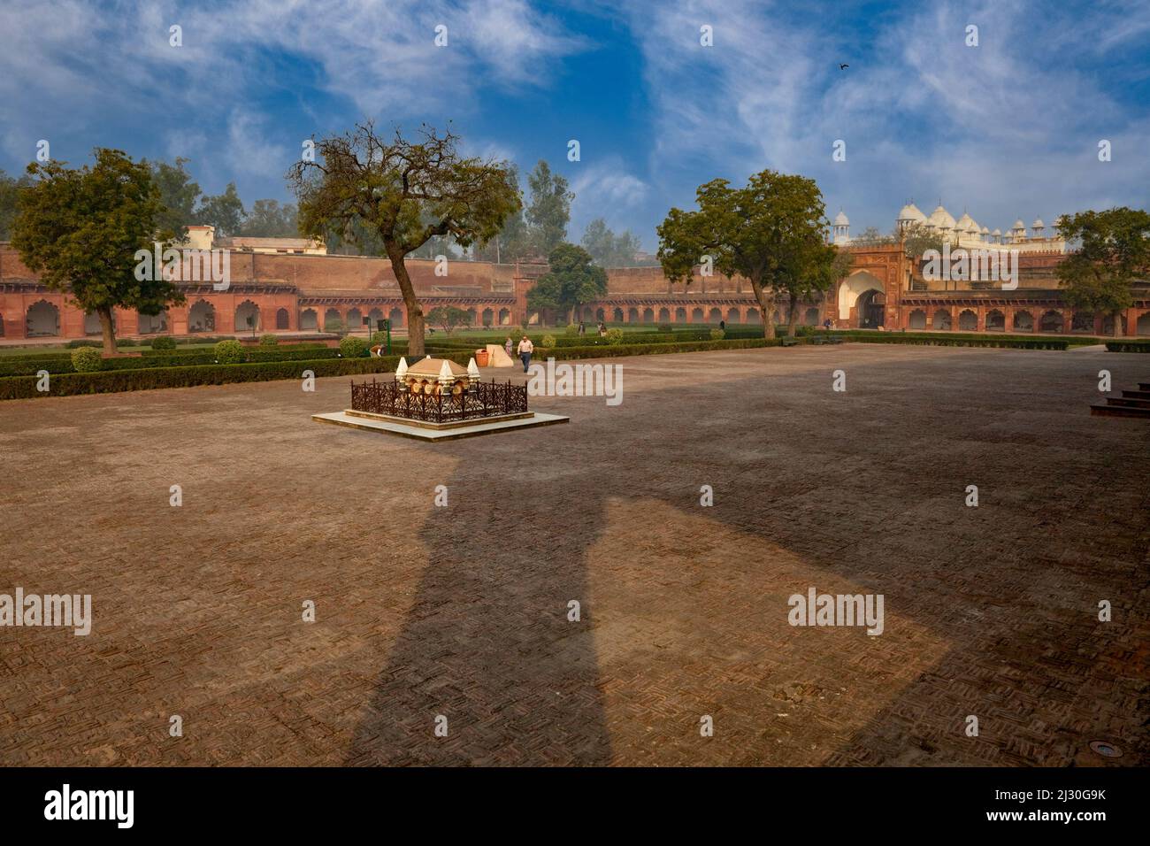 Agra, Indien. Agra Fort. Innenhof des Diwan-i-am, mit Grab von John Russell Colvin, britischer Leutnant-Gouverneur der Northwestern Provinces. Stockfoto
