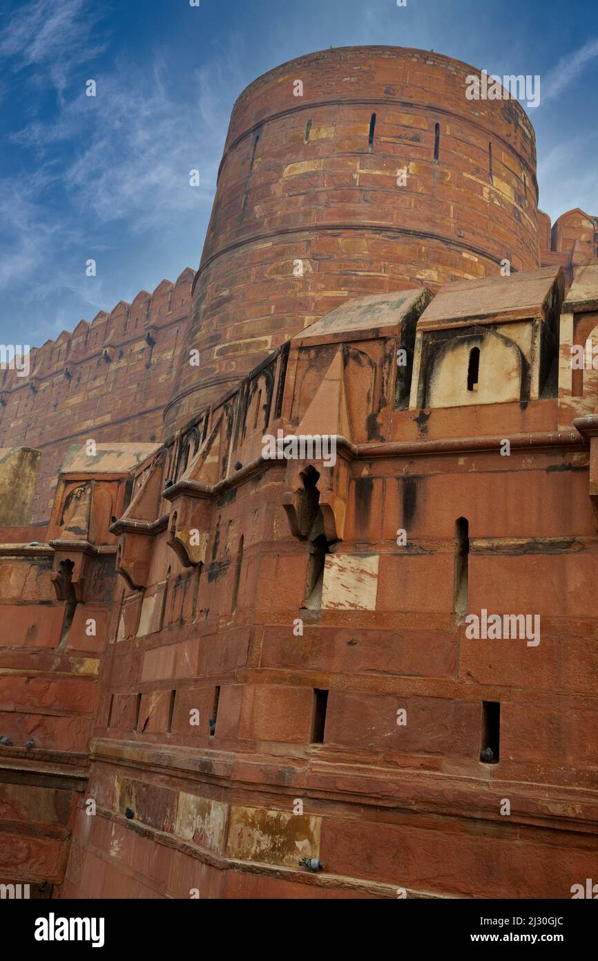 Agra, Indien. Agra Fort, Tower und Außenwand. Stockfoto