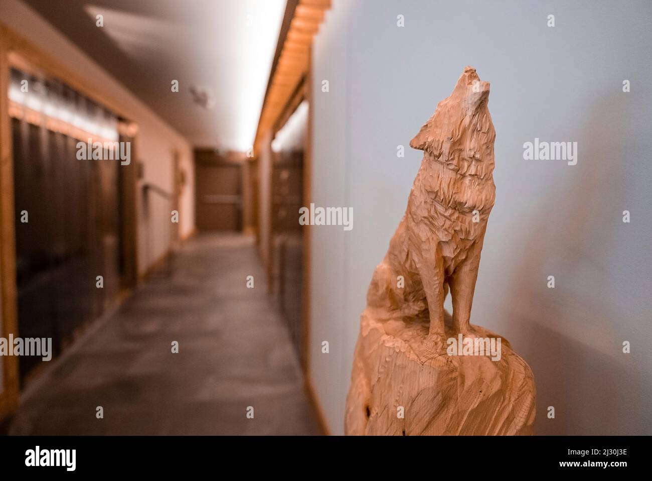 In der luxuriösen Hotellobby ist ein hölzerner Heulwolf eingerichtet Stockfoto