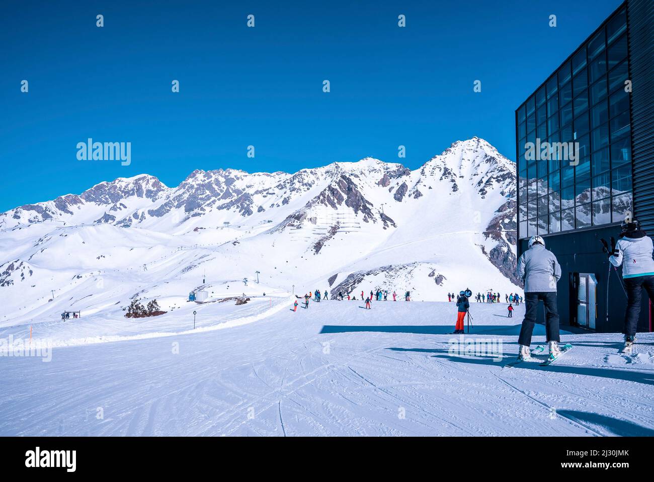 Skifahrer warten an der Skistation auf schneebedeckten Berg Stockfoto