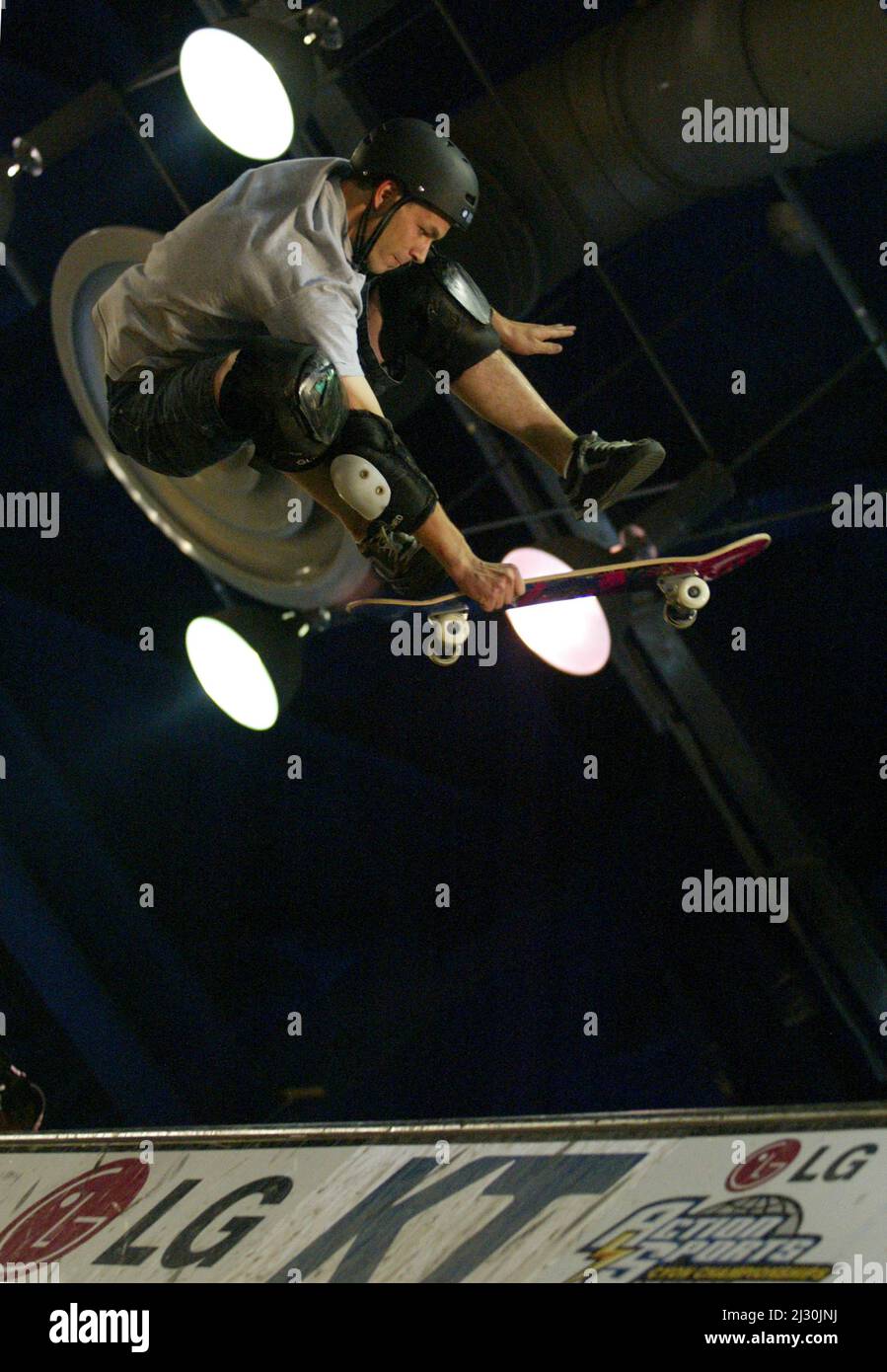 Okt 31, 2004-Seoul, Südkorea-Spieler-Action während eines World Skate Board Championship Asia Finals 2004, das am 31. Oktober 2004 in Seoul, SAM SUNG-DONG, COEX Convention Hall, stattfand. Stockfoto