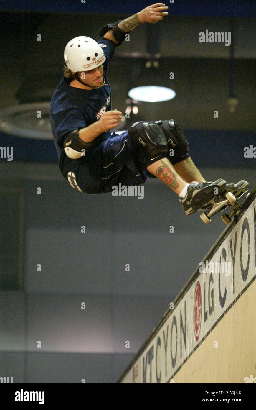 Okt 31, 2004-Seoul, Südkorea-Spieler-Action während eines World Skate Board Championship Asia Finals 2004, das am 31. Oktober 2004 in Seoul, SAM SUNG-DONG, COEX Convention Hall, stattfand. Stockfoto