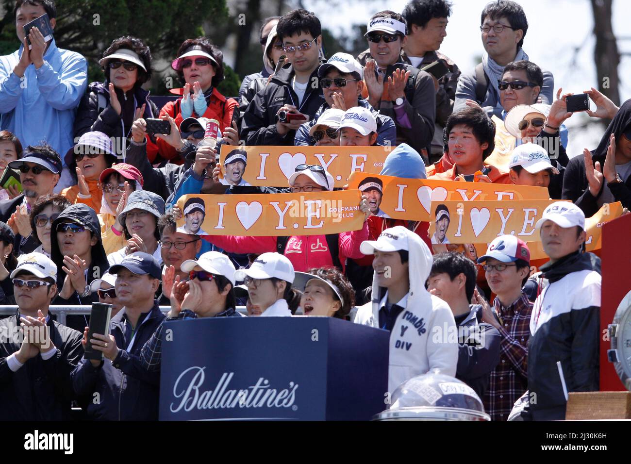 26. April 2012-Südkorea, Icheon : südkoreanische Fans jubeln Yang Yong-eun während der ersten Runde der Ballantine's Championship im Blackstone Golf Club an. Stockfoto