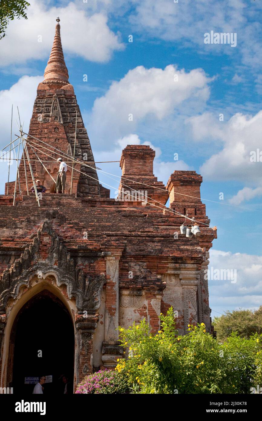 Myanmar, Burma. Manuha-Tempel, Bagan, 11.. Jahrhundert. Laufende Reparaturarbeiten mit Seil- und Riemenscheibensystem zum Anheben der Eimer. Stockfoto