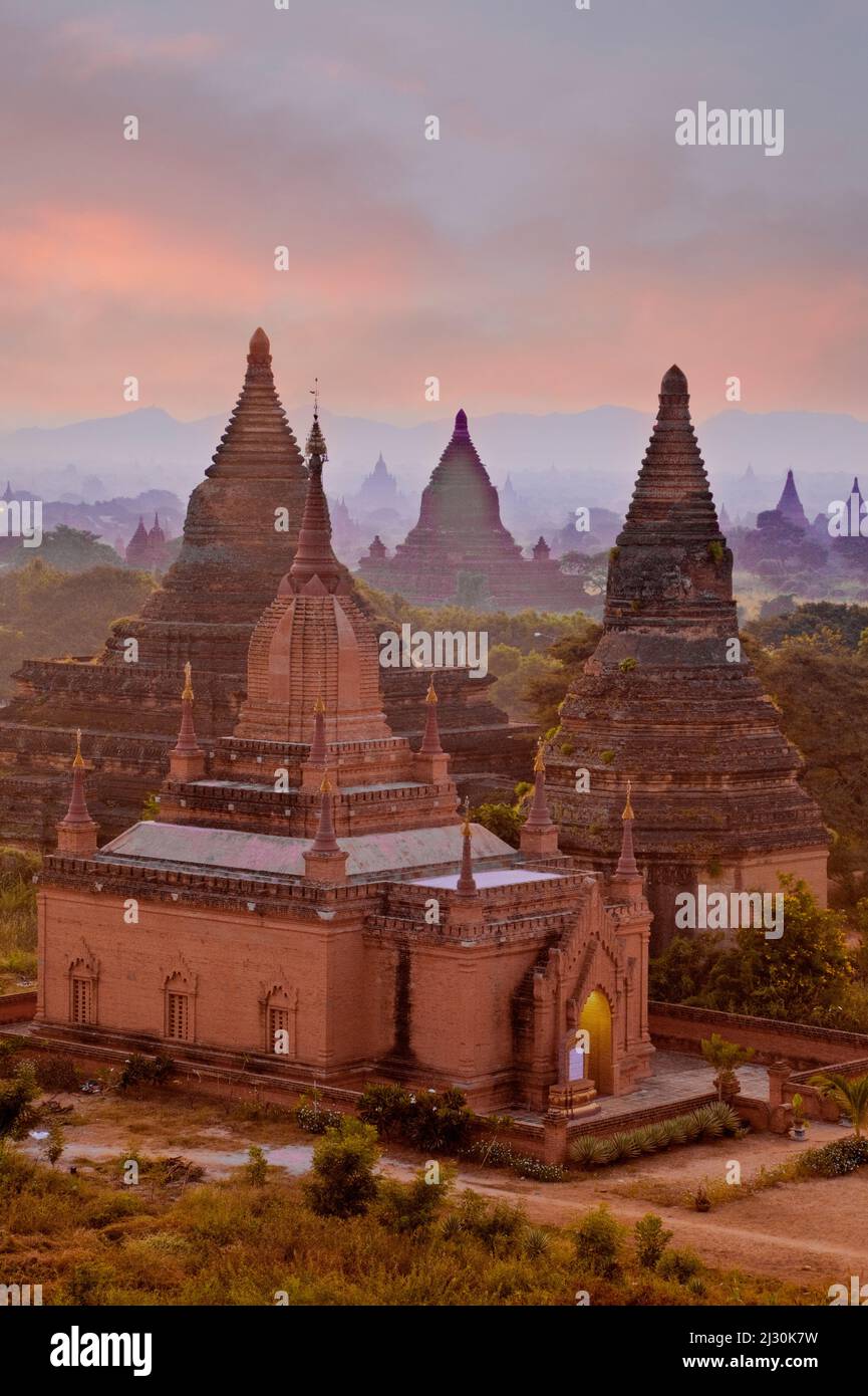 Myanmar, Burma, Bagan. Tempel in der frühen Morgensonne. Stockfoto