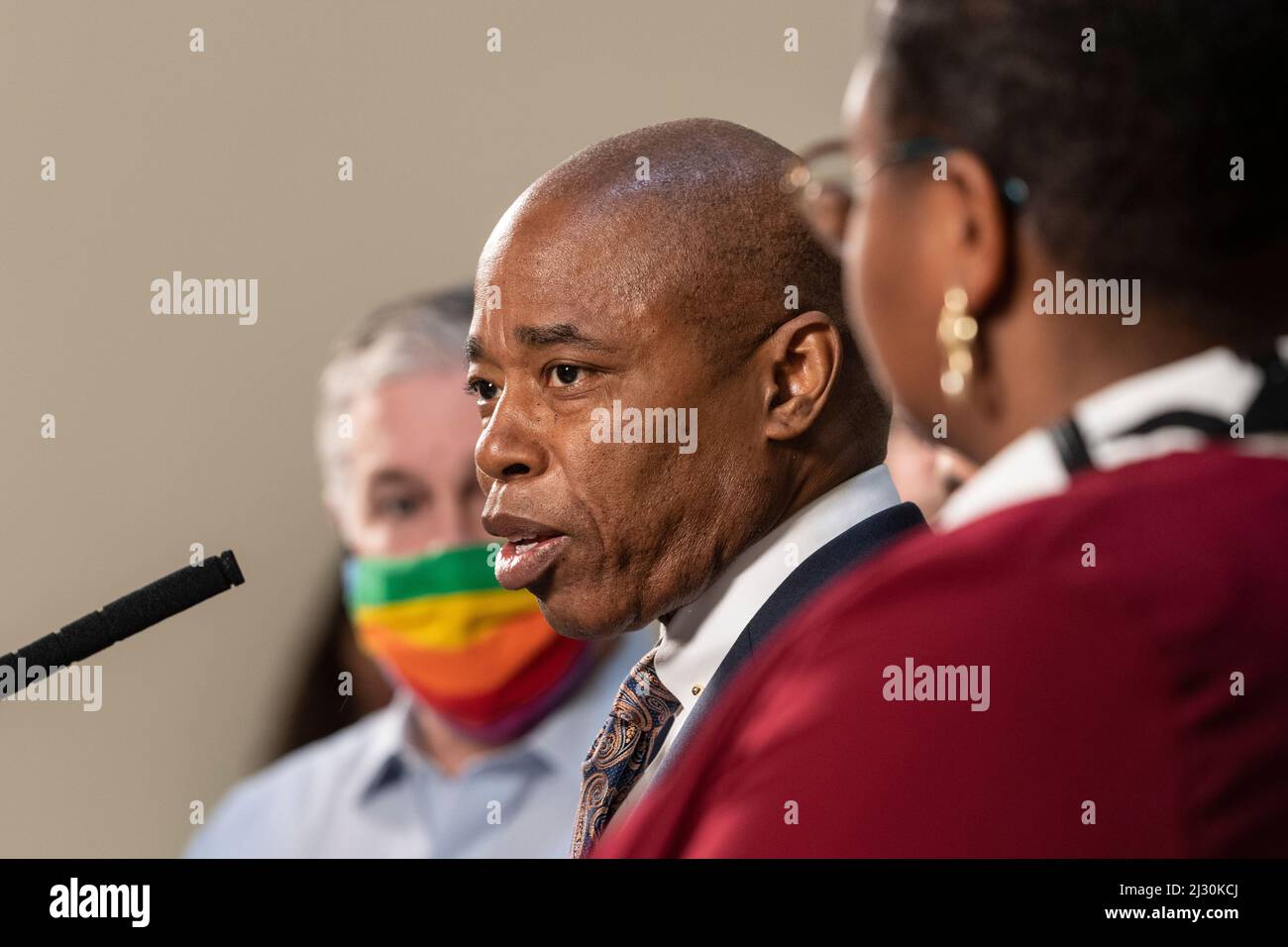 New York, NY 4. April 2022: Bürgermeister Eric Adams gibt eine Ankündigung mit LGBTQ+-Befürwortern im Rathaus ab Stockfoto