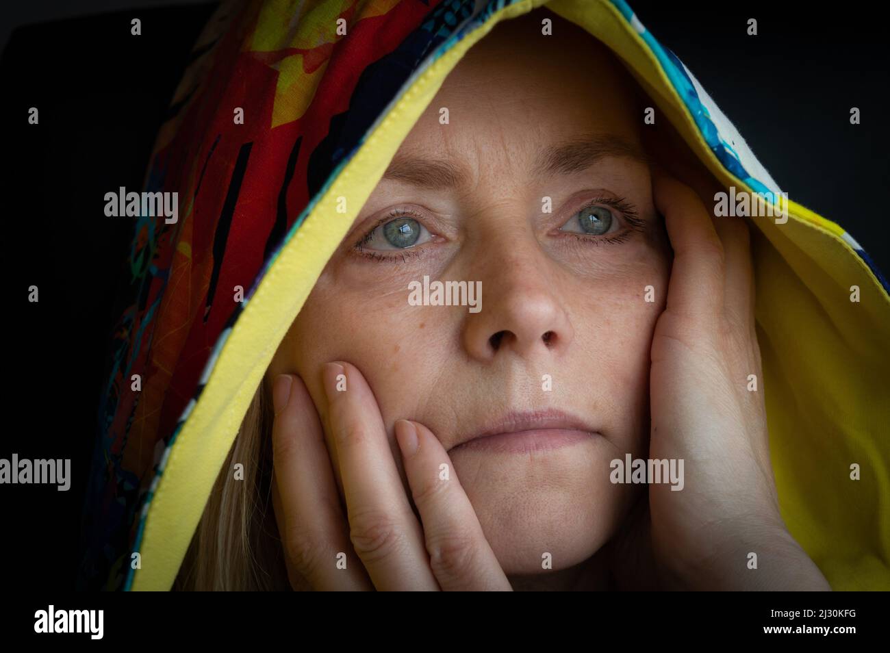 Frau in bunten Haube Tagträumen Stockfoto