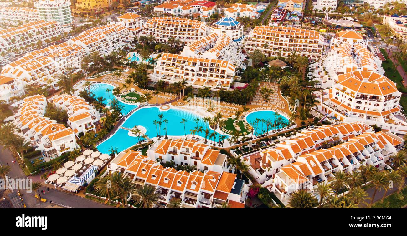 Luftaufnahme zu den Ferienresortengebäuden an der Playa de las Americas auf Teneriffa. Kanarische Inseln Stockfoto