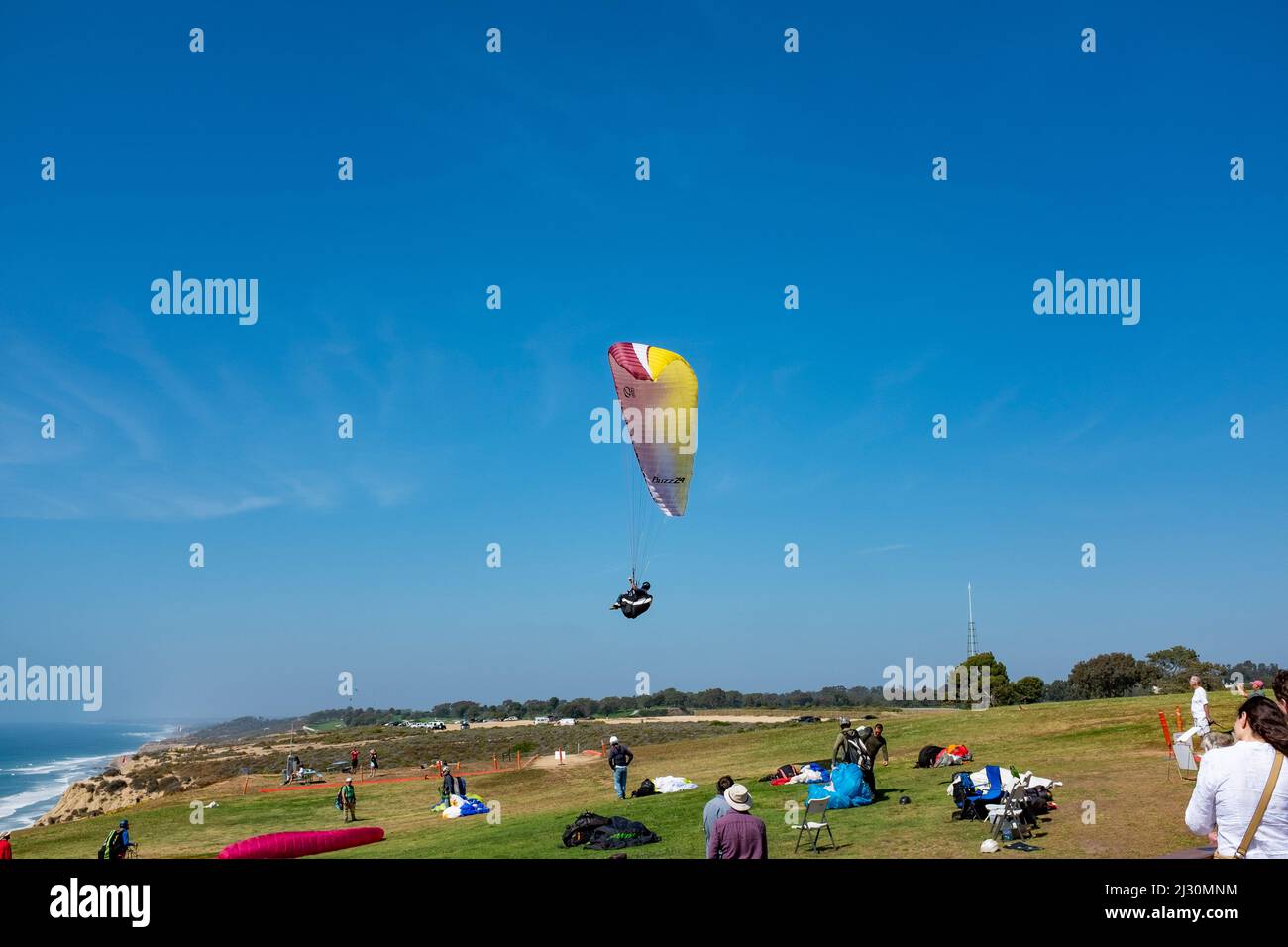 Parasailing im Torrey Pines Glider Hafen Stockfoto
