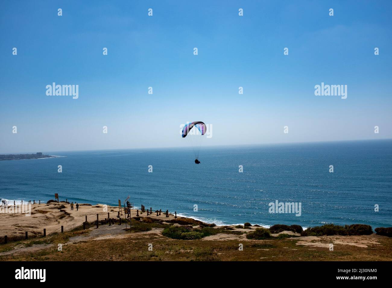 Parasailing im Torrey Pines Glider Hafen Stockfoto