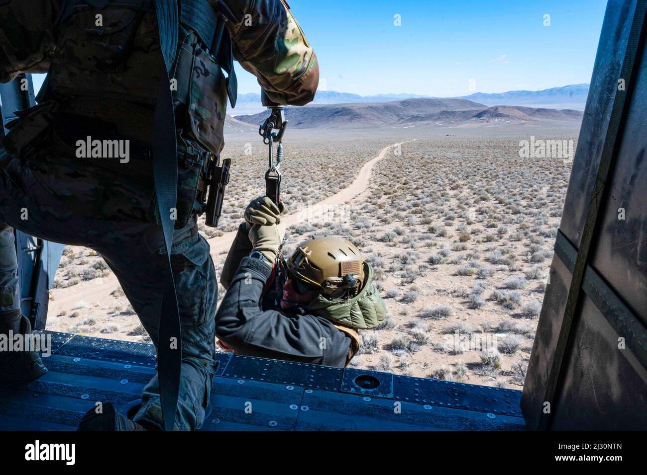 10. März 2022 - Nellis Air Force Base, Nevada, USA - Airman 1. Class Sean McIntyre, 55. Rettungsgeschwader-Spezialmissionen Flieger der Davis-Monthan Air Force Base, Arizona, Hubmajor Christopher Leonard, 366. Fighter Wing Chef der Flügelwaffen und Taktik, In einem Rettungshubschrauber für eine Kampfsuche und Rettungsübung während der Red Flag-Nellis 22-2, in der Nevada Test and Training Range, 10. März 2022. Seit 2003 stellt das 55. Rescue Squadron schnell einsetzbare Such- und Rettungskräfte weltweit bereit. (Bild: © US Air Force/ZUMA Press Wire Service/Zhumaper. Stockfoto