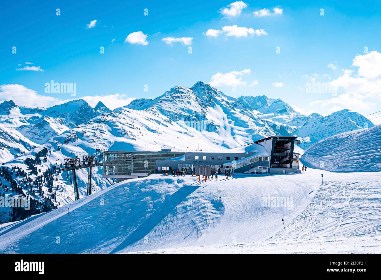 Valluga Skistation mit Touristen am schneebedeckten Berg am arlberg Stockfoto