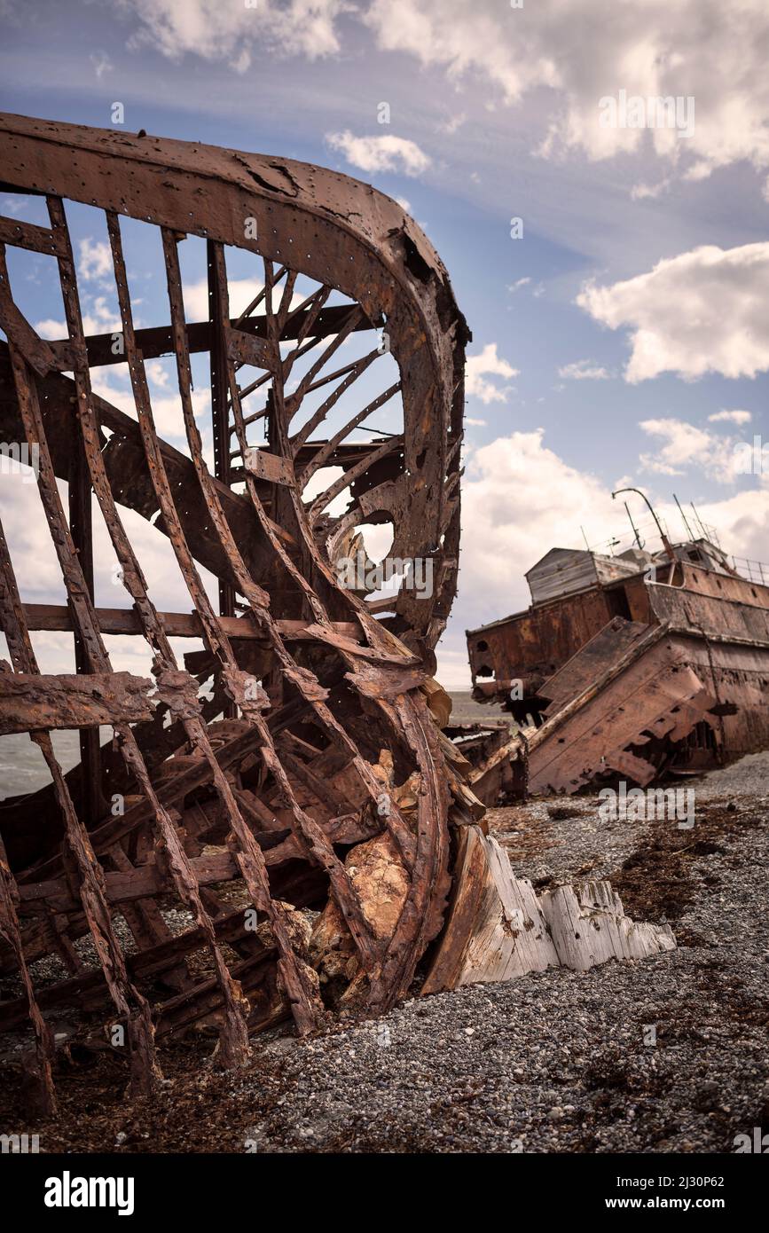 Verrostete Schiffswracks am Strand, Lost Place, verlassene Siedlung, Patagonien, Provinz Santa Cruz, Chile, Südamerika Stockfoto