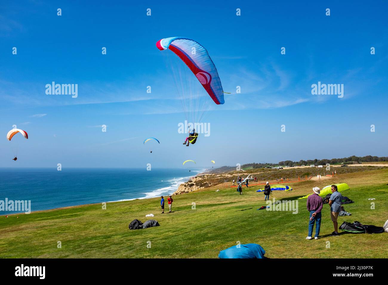 Parasailing im Torrey Pines Glider Hafen Stockfoto