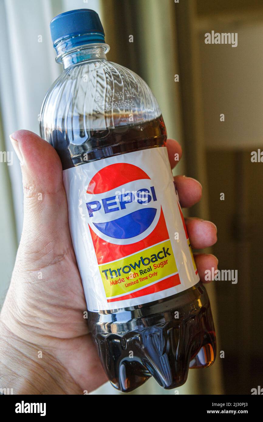 Washington DC, kohlensäurehaltige alkoholfreie Getränke, Getränke, Cola, Limonade, Getränke, Pepsi, Plastikflasche, Logo, Promotion Throwback, hergestellt mit echtem Zucker Stockfoto