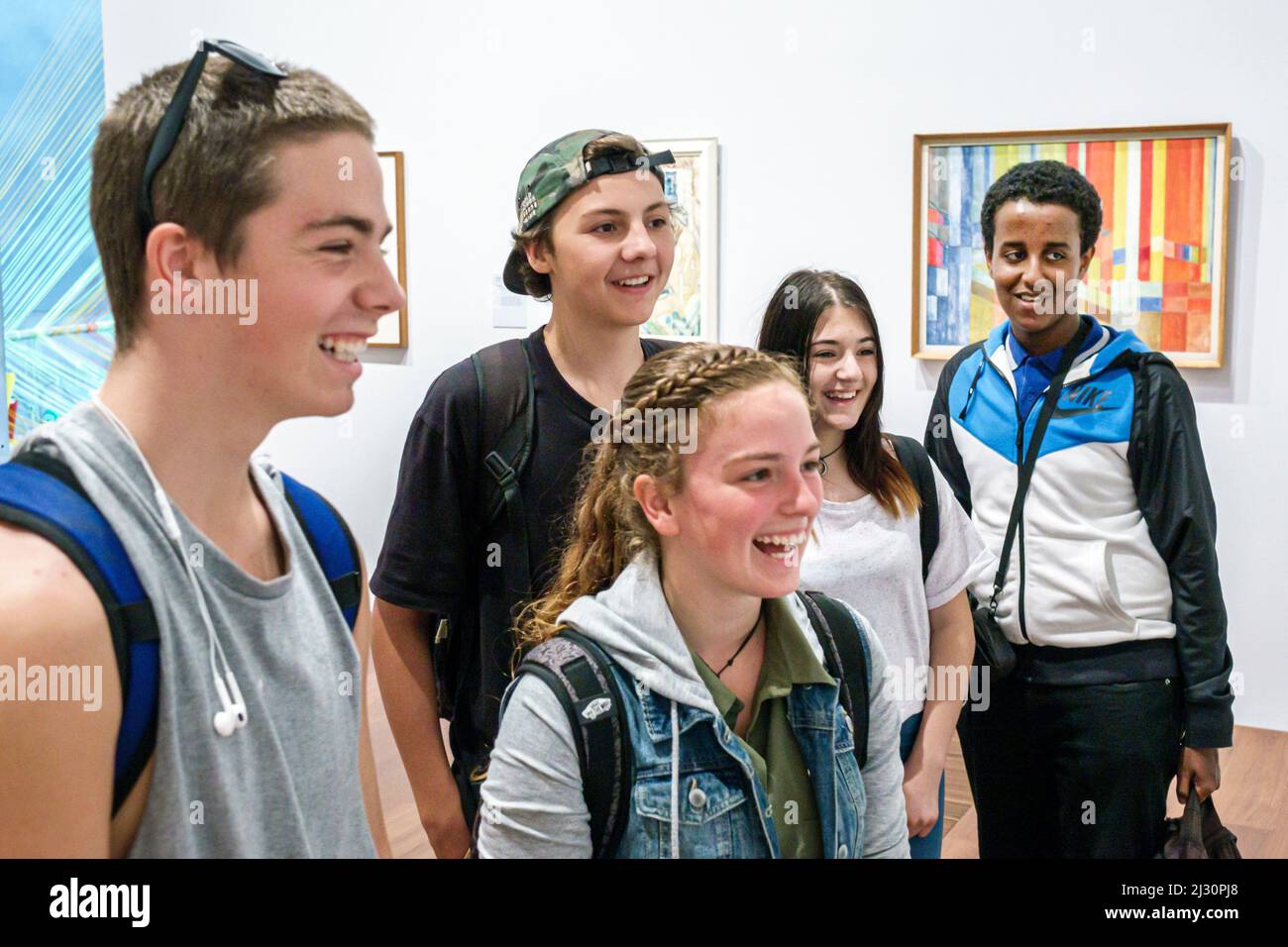 Melbourne Australia, Federation Square, Ian Potter Center: NGV Australia, Kunstgalerie, Teenager Teenager Teenager Teenager Studenten Jungen Mädchen Schwarz aussehende Stockfoto