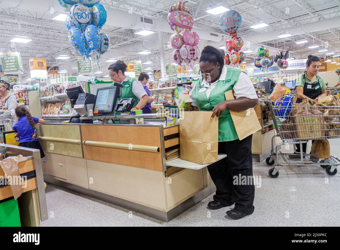 Naples, Florida, Publix, Lebensmittelgeschäft, Supermarkt, Lebensmittel, Kasse Schlange, Kassierer, Bagger Absacken Schwarze Frau weibliche Angestellte Arbeiter arbeiten Stockfoto