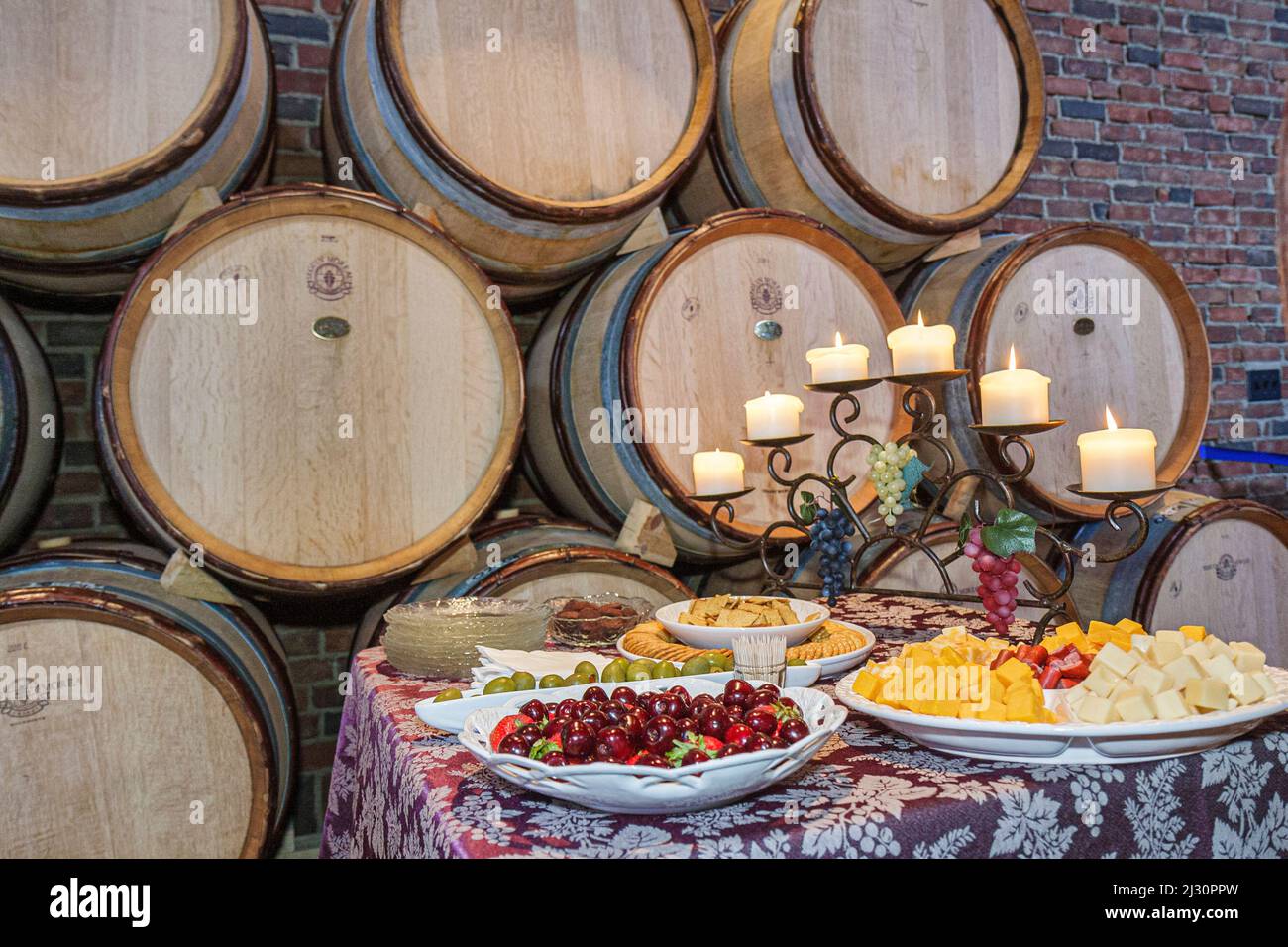Traverse City Michigan, Old Mission Peninsula, Brys Estate, Weingut, Weinkeller, Käsekerzen Kirschen, Weinprobe komplementäres Essen Saury Eichenfässern Stockfoto
