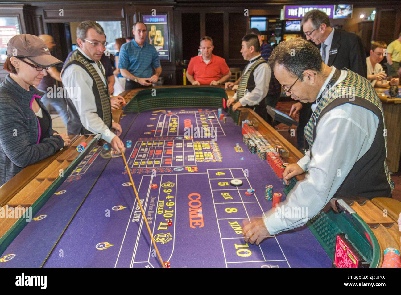 Las Vegas Nevada, Strip, South Boulevard Harrah's Hotel Casino, Spieler spielen, Craps Tisch, Mitarbeiter Arbeiter Boxman Basis Händler stickman Männer Spieler Stockfoto