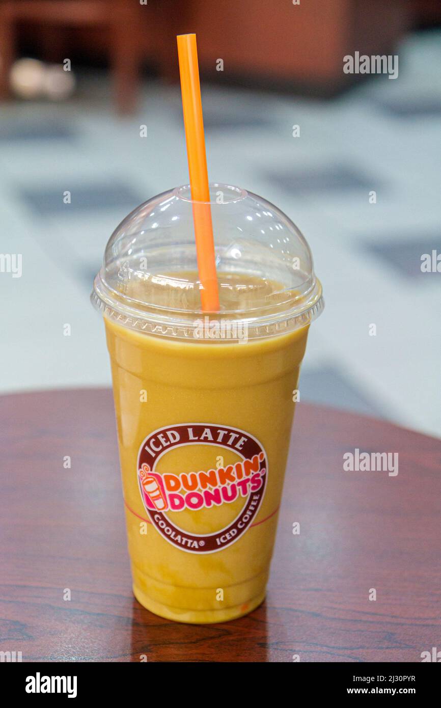 Dubai VAE, Vereinigte Arabische Emirate, Al Souqe Al Kabeer, Carrefour Hyper Market, Dunkin' Donuts, Iced Latte Coffee Drink Getränk Stroh Plastikbecher Stockfoto