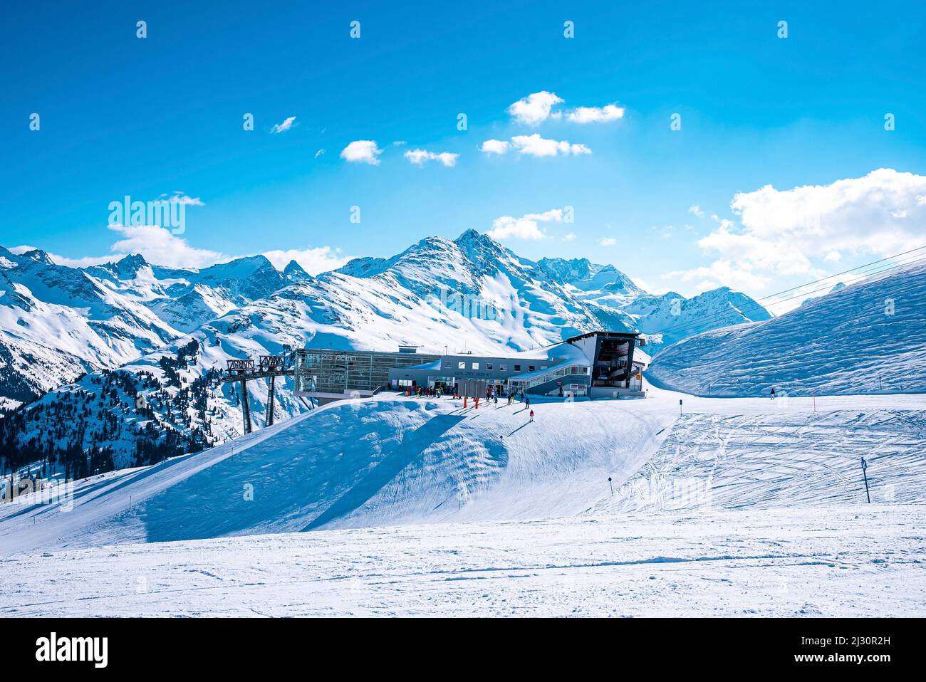 Valluga Skistation mit Touristen an verschneiten Bergkette in den alpen Stockfoto