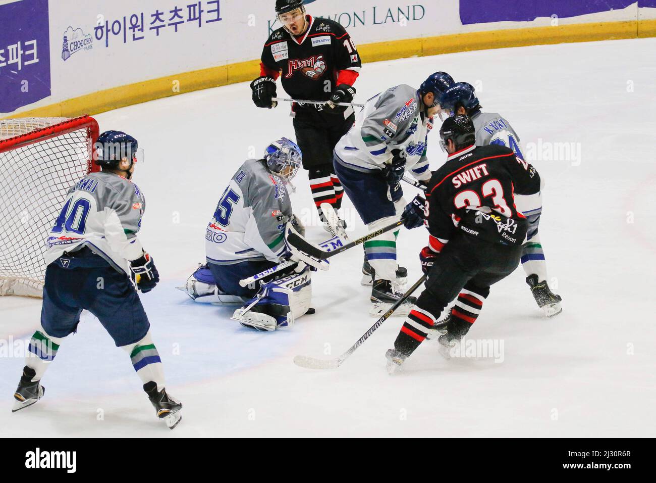 26. September 2015 - Südkorea, Goyang : Tohoku Ice Blades of Japan und High 1 of South Korea spielen während der Asia Ice Hockey League 2015 bei Goyang Ice Link in Gyeong Gi, Südkorea. Heute gewann das Spiel Tohoku Ice Blades, Score 6-2. Stockfoto