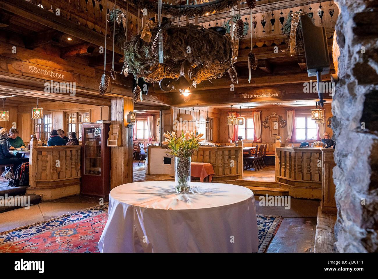 Interieur des rustikalen Restaurants im Resort Stockfoto