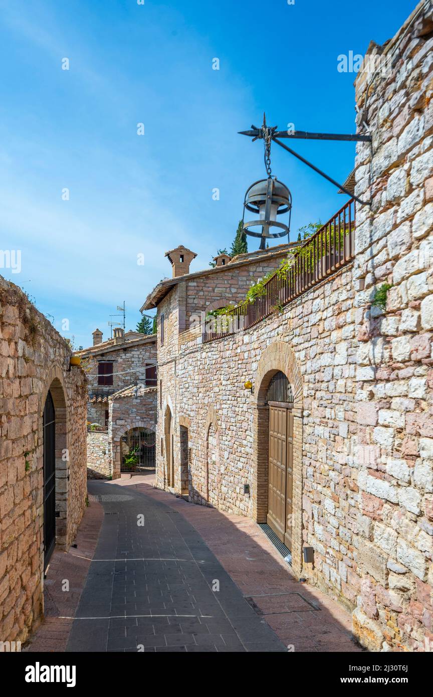 Gasse in Assisi, Provinz Perugia, Umbrien, Italien Stockfoto