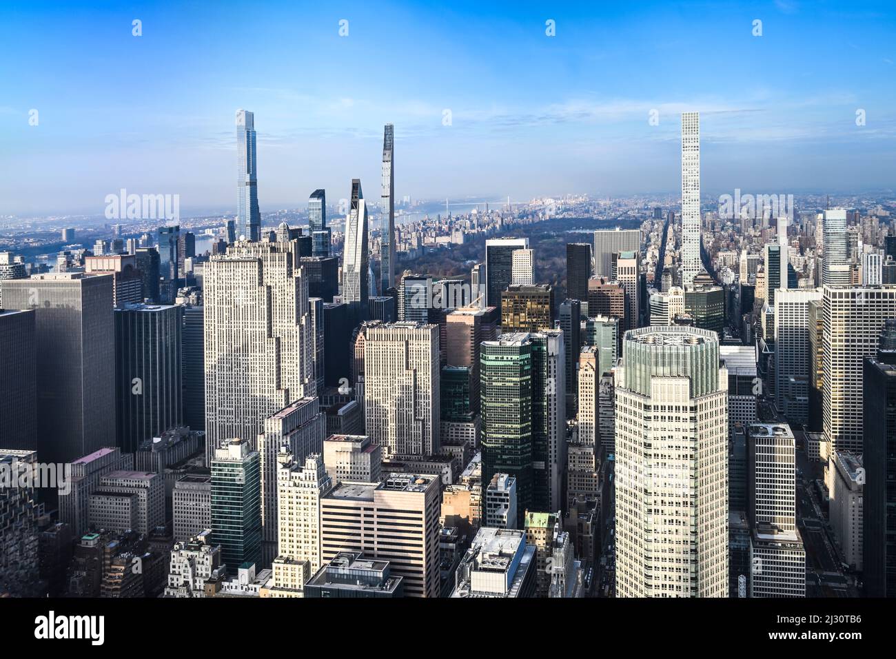 Luftaufnahme vom Summit One Vanderbilt von Midtown Manhattan in New York mit Blick auf den Central Park und verschiedene Wolkenkratzer Stockfoto