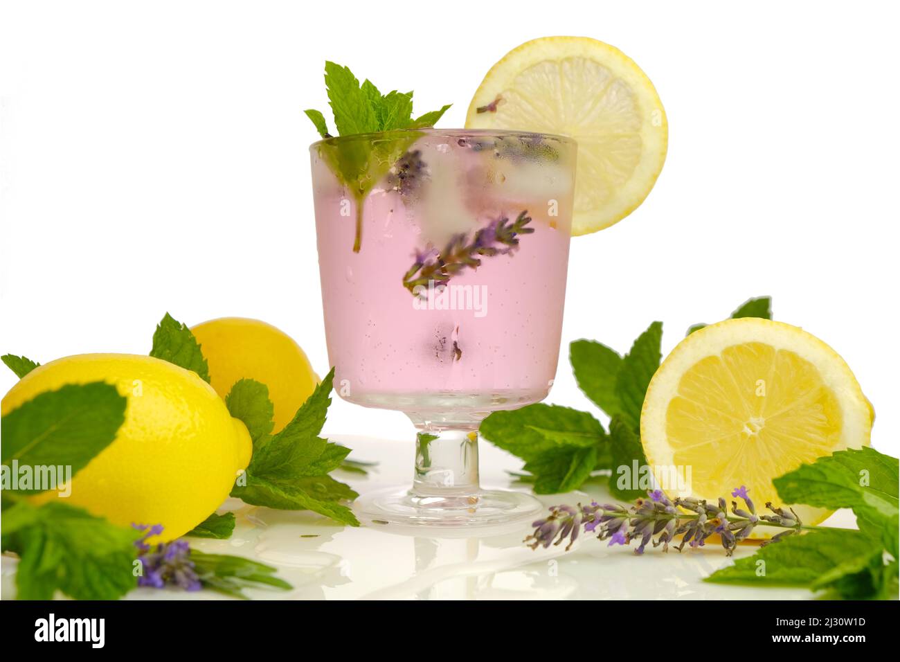 Lavendelcocktail in einem Cocktailglas.Sommergetränke. Lavendel Zitronengetränk. Lila Cocktail, Eis, Zitronen und Lavendelblüten. Erfrischender Cocktail Stockfoto
