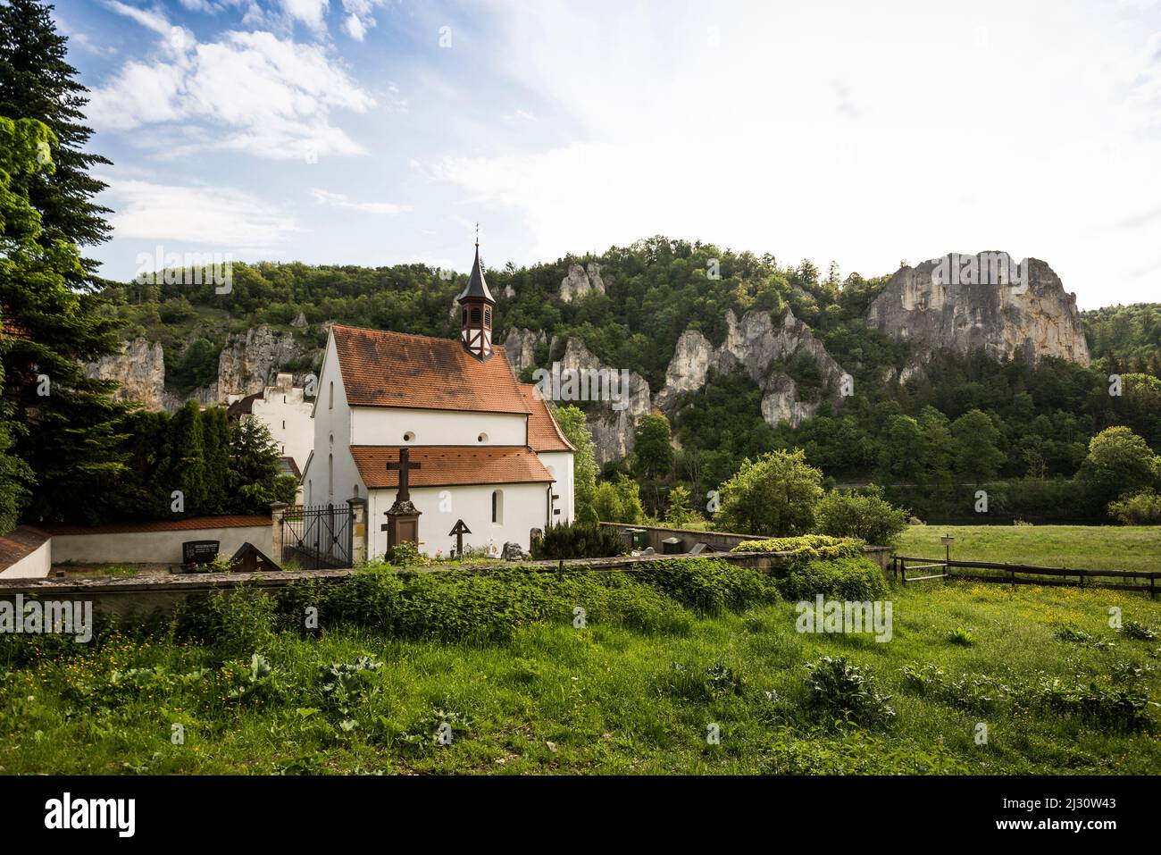 St. George &#39;s Kapelle und Rabenfelsen, bei Thiergarten, Naturpark Obere Donau, Oberes Donautal, Donau, Schwäbische Alb, Baden-Württemberg, Deutschland Stockfoto